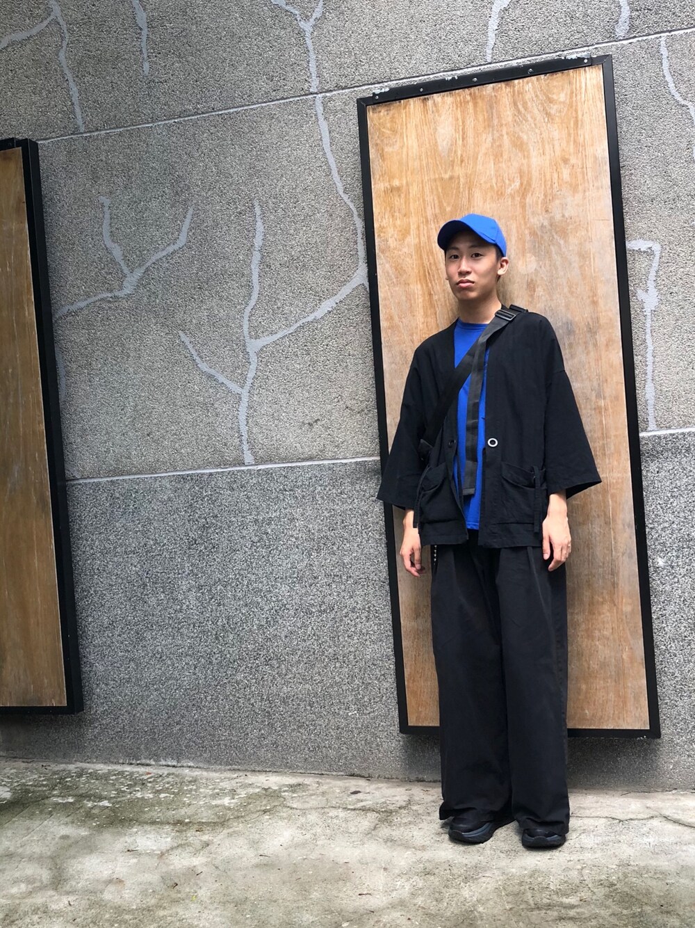 「寶藍色」｜「HOKAのアイテム（スニーカー、ブラック系）」を使った、陳郡霆さん（メンズ・176cm）の夏コーディネートの1枚目の写真