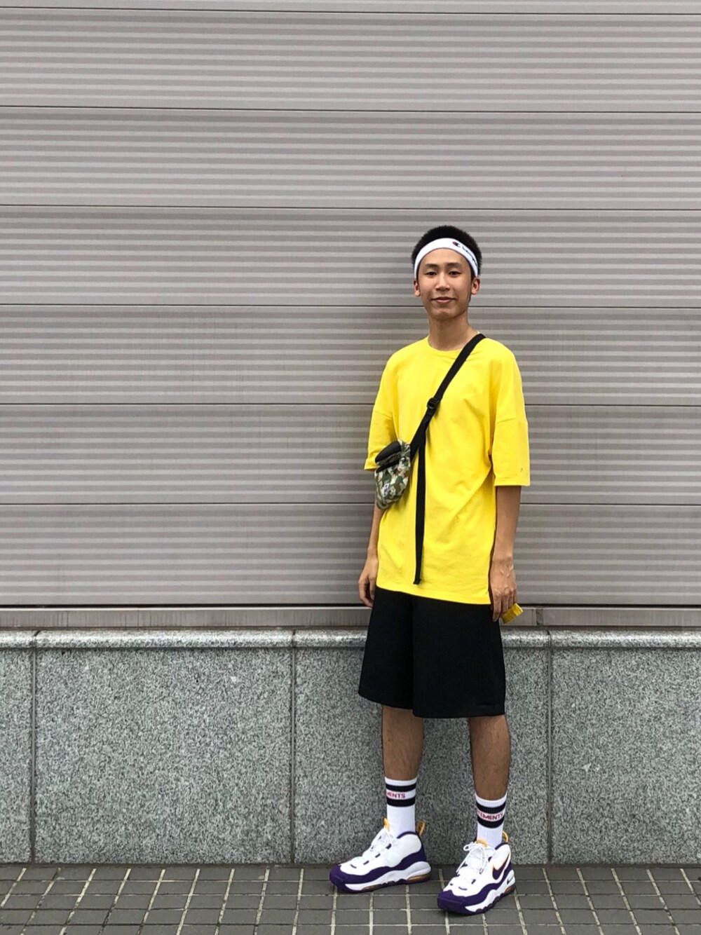 「CHUMSのアイテム（ショルダーバッグ、グリーン系）」を使った、陳郡霆さん（メンズ・176cm）の秋コーディネートの1枚目の写真
