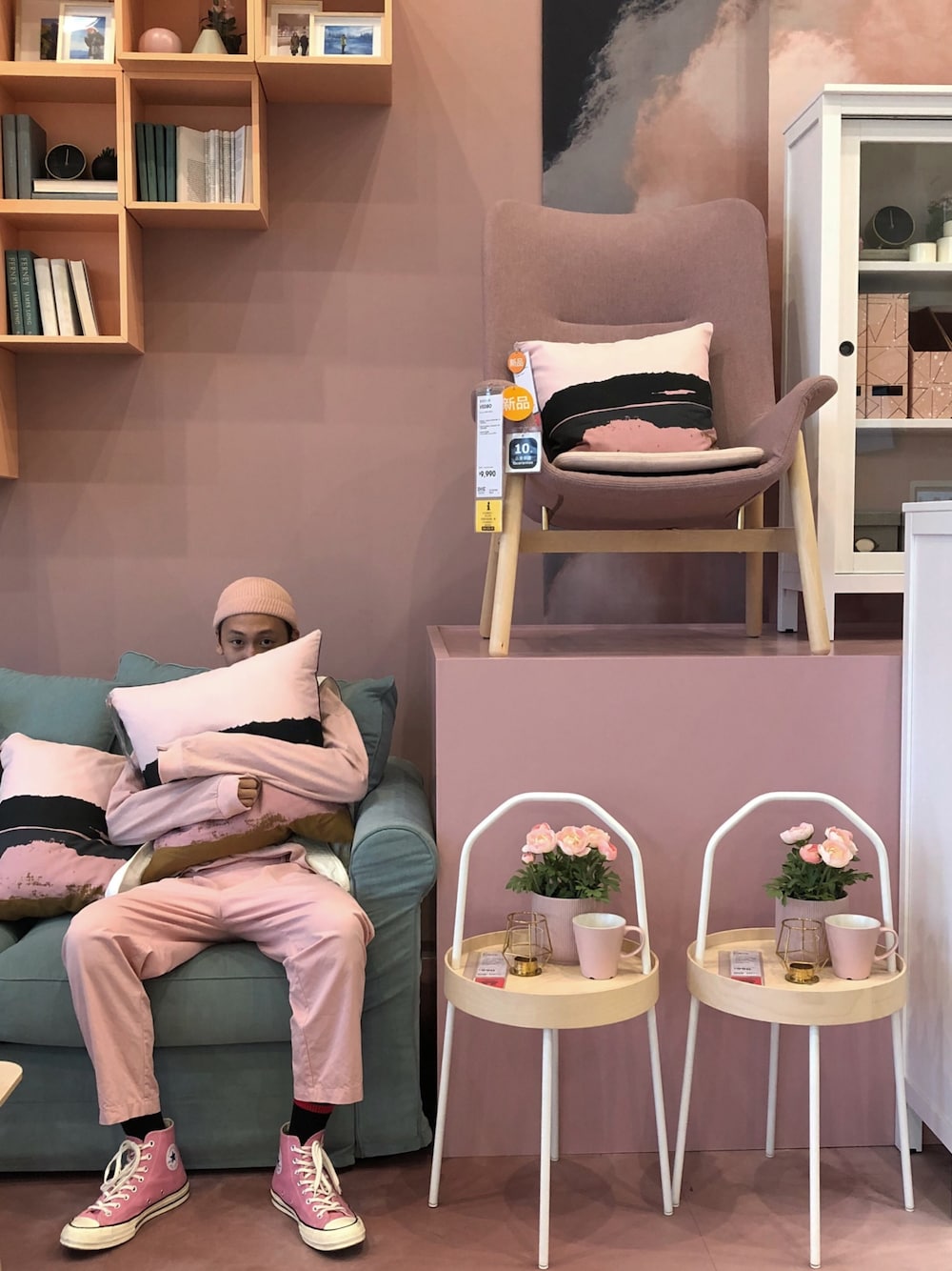 「シンプル、秋のコーデ、大人カジュアル、デニム、ニット、ワイドパンツ、Tシャツ、キャップ、コンバース、黒」｜「CONVERSEの【CONVERSE】ＮＥＸＴＥＲＨＩ ピンク（スニーカー、ピンク系）」を使った、陳郡霆さん（メンズ・176cm）の秋コーディネートの1枚目の写真