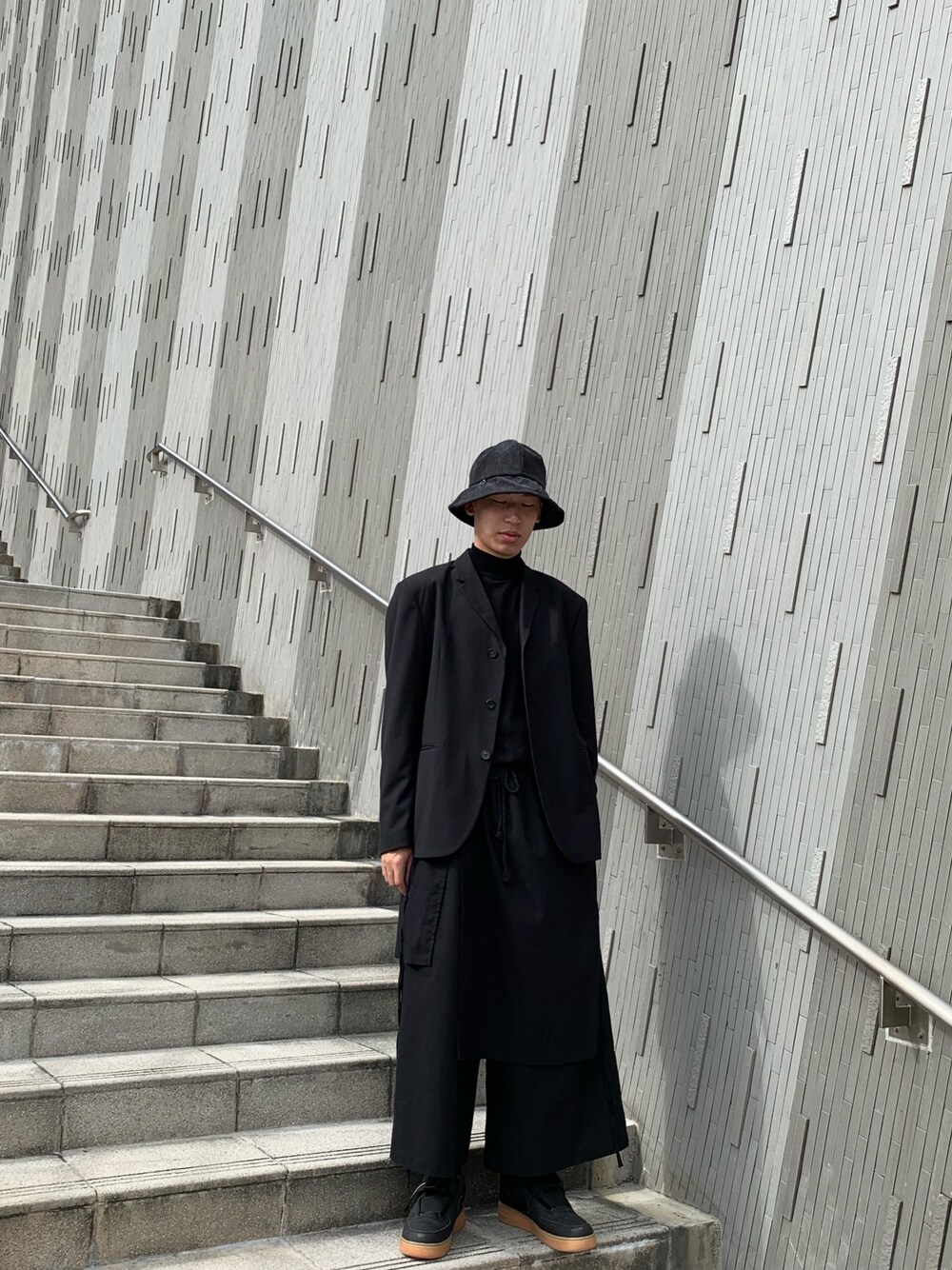 「IMMENSEのアイテム（スーツジャケット、ブラック系）」を使った、陳郡霆さん（メンズ・176cm）の冬コーディネートの1枚目の写真