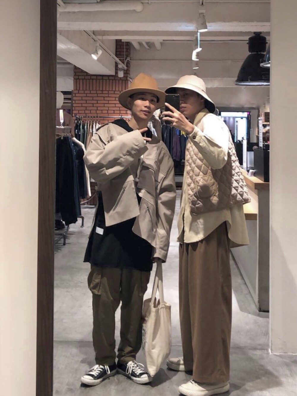 「春コーデ、お洒落さんとつながりたい、レイヤードstyle、ootd、カジュアル、シンプル、古着、パーカー、大人カジュアル、デニム」｜「niko and...のアイテム（チノパンツ、ブラウン系）」を使った、陳郡霆さん（メンズ・176cm）の冬コーディネートの1枚目の写真