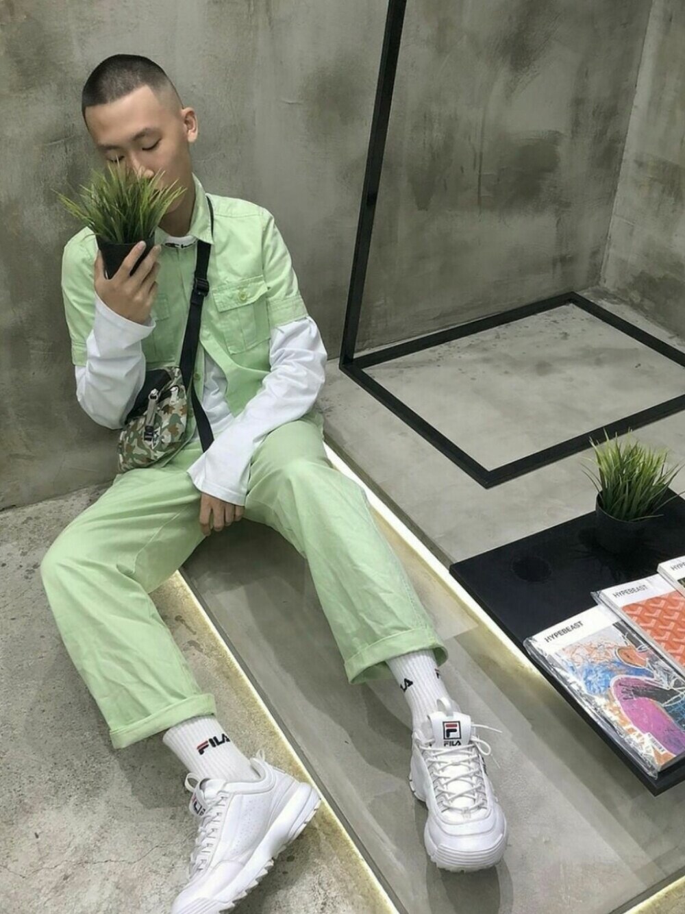「お洒落さんとつながりたい、春コーデ、シンプル、休日スタイル、デニム、大人カジュアル、ootd、スウェット、プチプラコーデ」｜「FILAのアイテム（スニーカー、ホワイト系）」を使った、陳郡霆さん（メンズ・176cm）の夏コーディネートの1枚目の写真