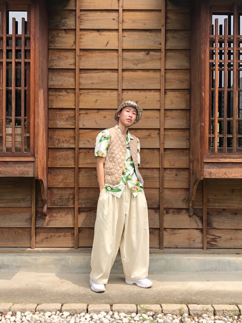 「春、シンプル、カジュアル、スニーカー、大人カジュアル、プチプラ」｜「THE NORTH FACEのアイテム（サンバイザー、ベージュ系）」を使った、陳郡霆さん（メンズ・177cm）の春コーディネートの1枚目の写真