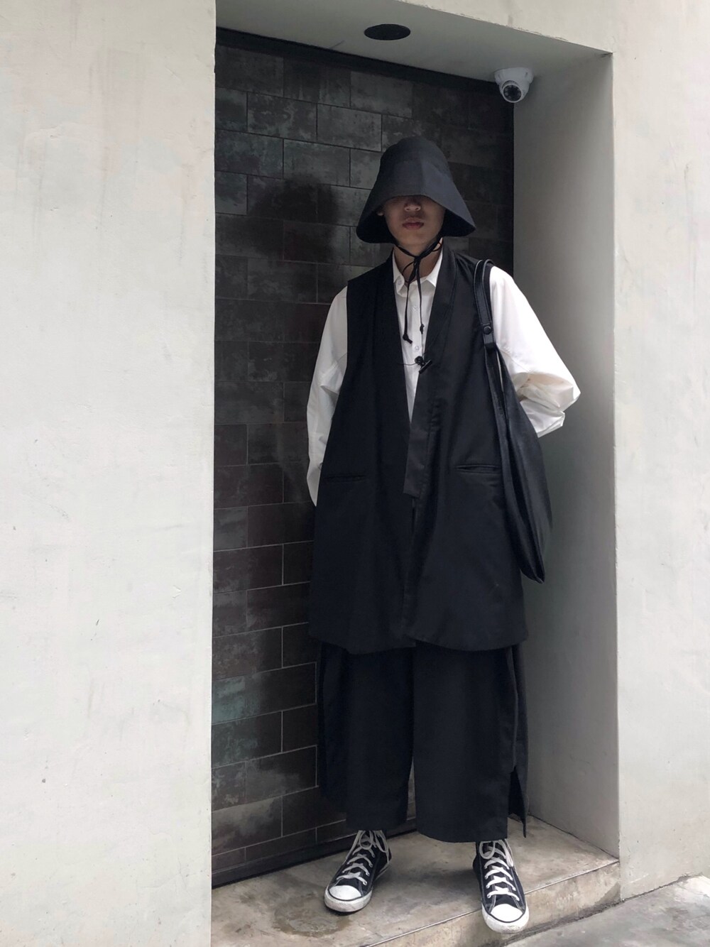 「ootd、街頭穿搭、球鞋、oversize、黑白」｜「plain-meのアイテム（ポンチョ、ブラック系）」を使った、陳郡霆さん（メンズ・177cm）の夏コーディネートの1枚目の写真