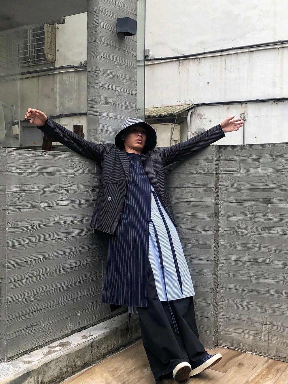 「ootd、街頭穿搭、球鞋、日系極簡、VANS、漁夫帽、休閒」｜「wisdomのアイテム（スーツジャケット、ブルー系）」を使った、陳郡霆さん（メンズ・178cm）の夏コーディネートの1枚目の写真