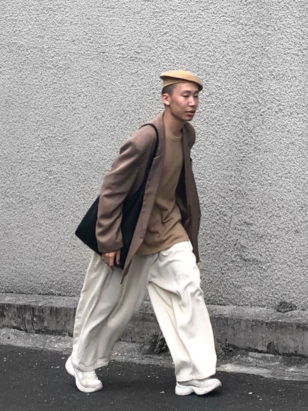 「ootd、街頭穿搭、夏、球鞋、休閒、oversize、男友風」｜「HUGO BOSSのアイテム（スーツジャケット、ブラウン系）」を使った、陳郡霆さん（メンズ・177cm）の夏コーディネートの1枚目の写真