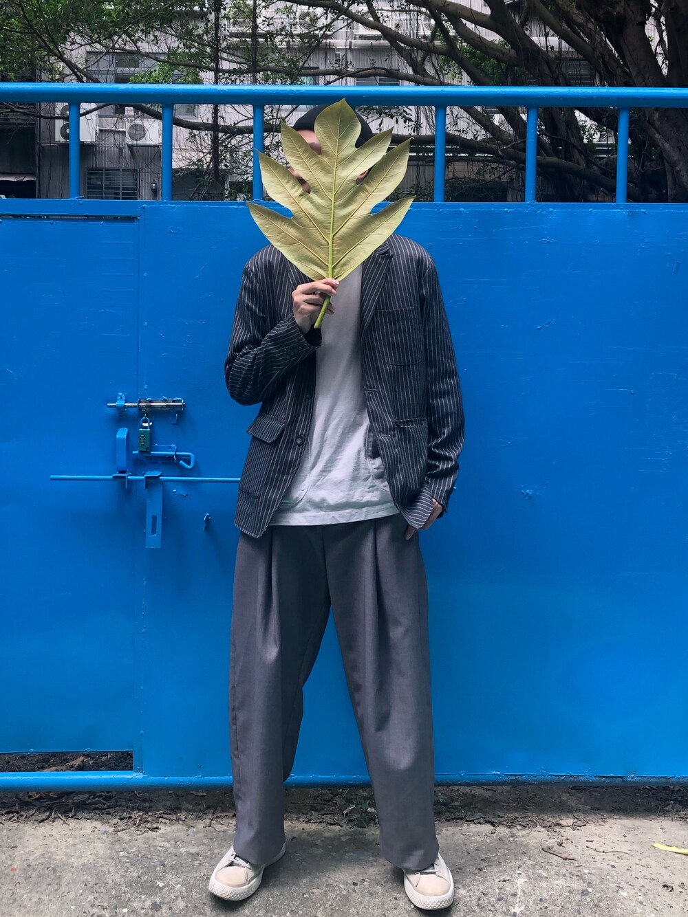 「ootd、夏、街頭穿搭、球鞋、休閒、converse、基礎款、男友風」｜「goopiのアイテム（Tシャツ/カットソー、グレー系）」を使った、陳郡霆さん（メンズ・177cm）の夏コーディネートの1枚目の写真