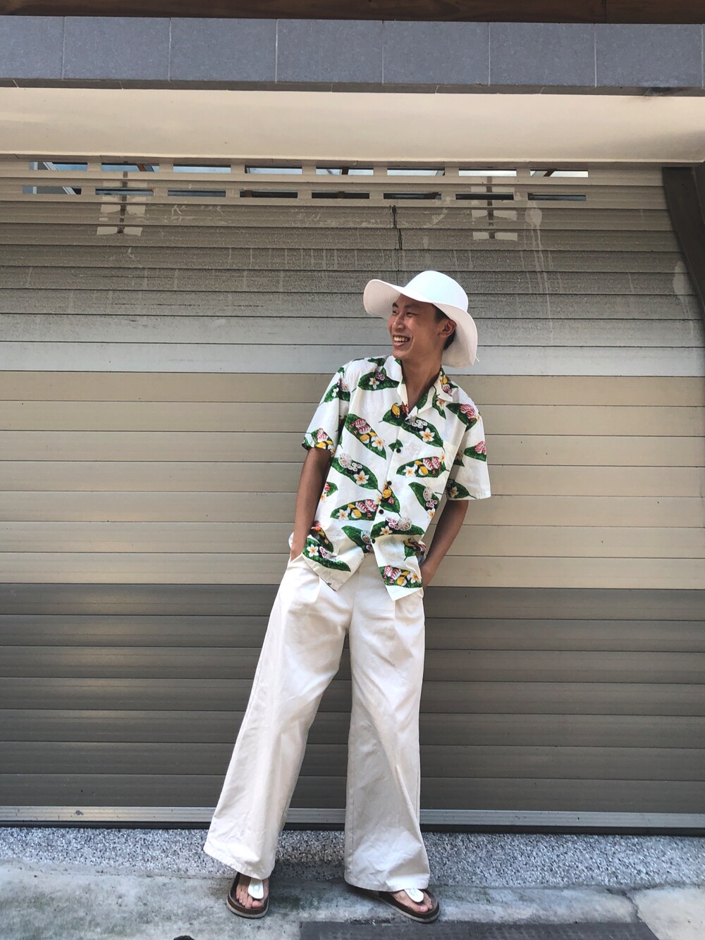 「街頭穿搭、ootd、夏」｜「GUのアイテム（パンツ、ホワイト系）」を使った、陳郡霆さん（メンズ・177cm）の夏コーディネートの1枚目の写真