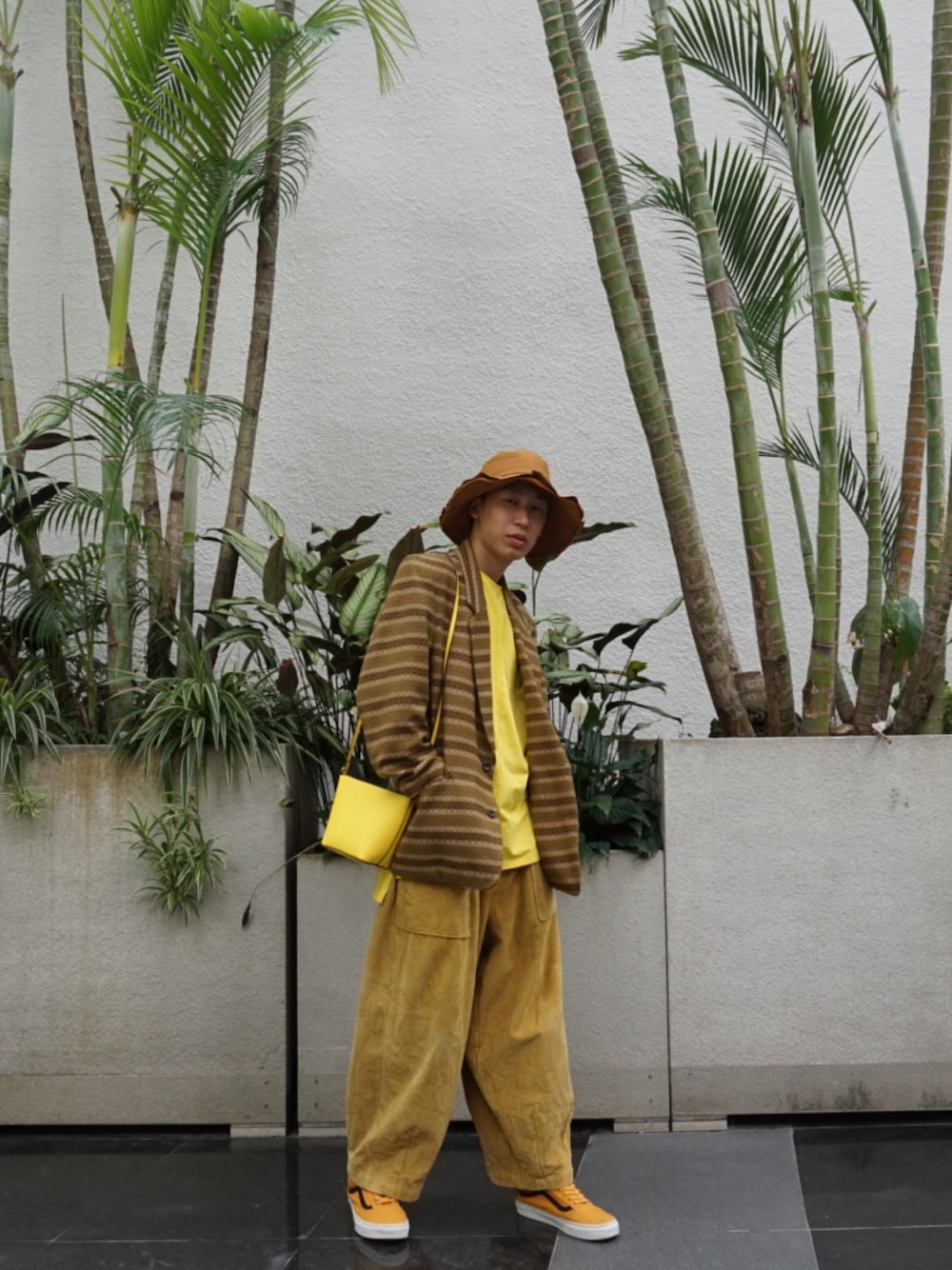 「ootd、街頭穿搭、夏、球鞋、VANS、夏のボーダーフェス」｜「Ionismのアイテム（Tシャツ/カットソー、イエロー系）」を使った、陳郡霆さん（メンズ・177cm）の夏コーディネートの1枚目の写真