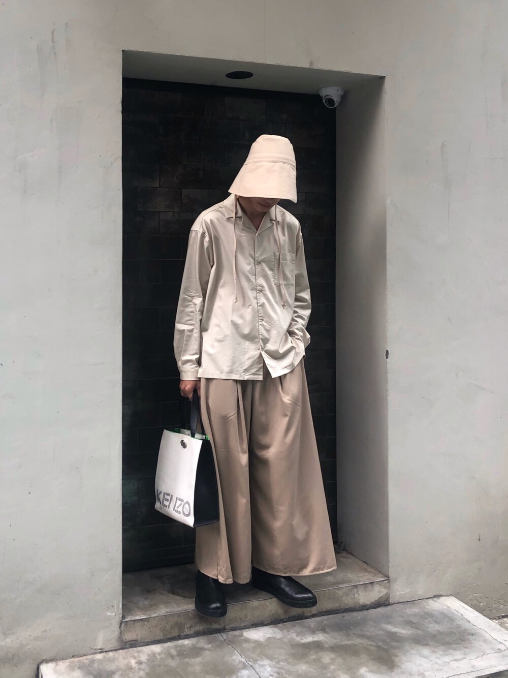 「ootd、夏、休閒、日系極簡」｜「SENSE OF PLACE by URBAN RESEARCHのアイテム（シャツ/ブラウス、ベージュ系）」を使った、陳郡霆さん（メンズ・177cm）の秋コーディネートの1枚目の写真
