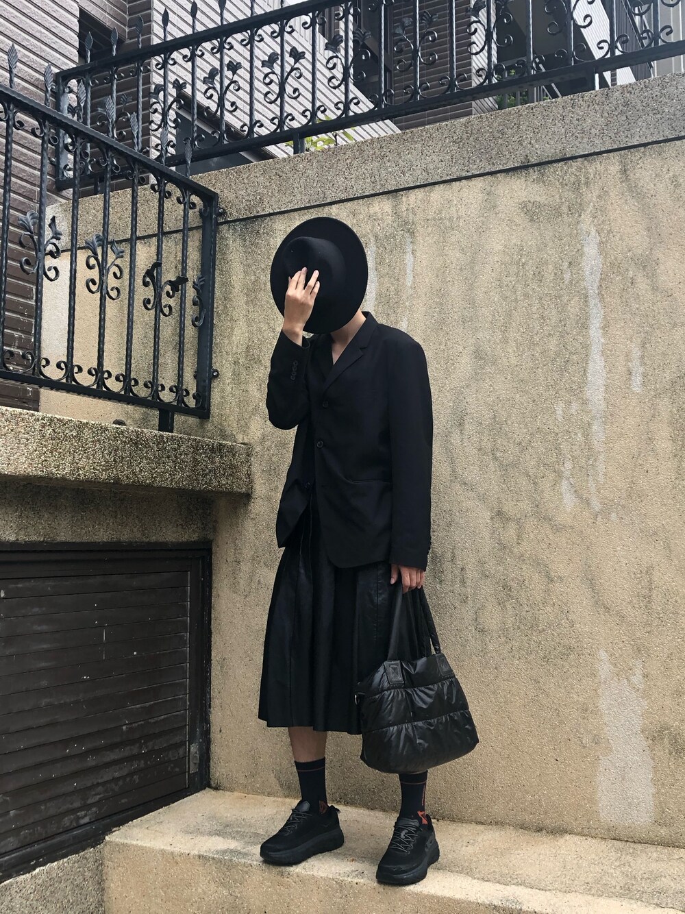 「ootd、街頭穿搭、球鞋、復古、女人味、男友風」｜「H&Mのアイテム（スカート、ブラック系）」を使った、陳郡霆さん（メンズ・177cm）の秋コーディネートの1枚目の写真