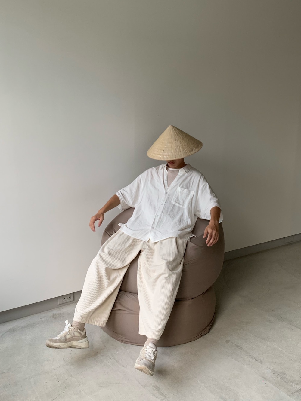 「ootd、夏、街頭穿搭、球鞋、休閒、日系極簡」｜「DRIES VAN NOTENのアイテム（その他トップス、ホワイト系）」を使った、陳郡霆さん（メンズ・176cm）の夏コーディネートの1枚目の写真