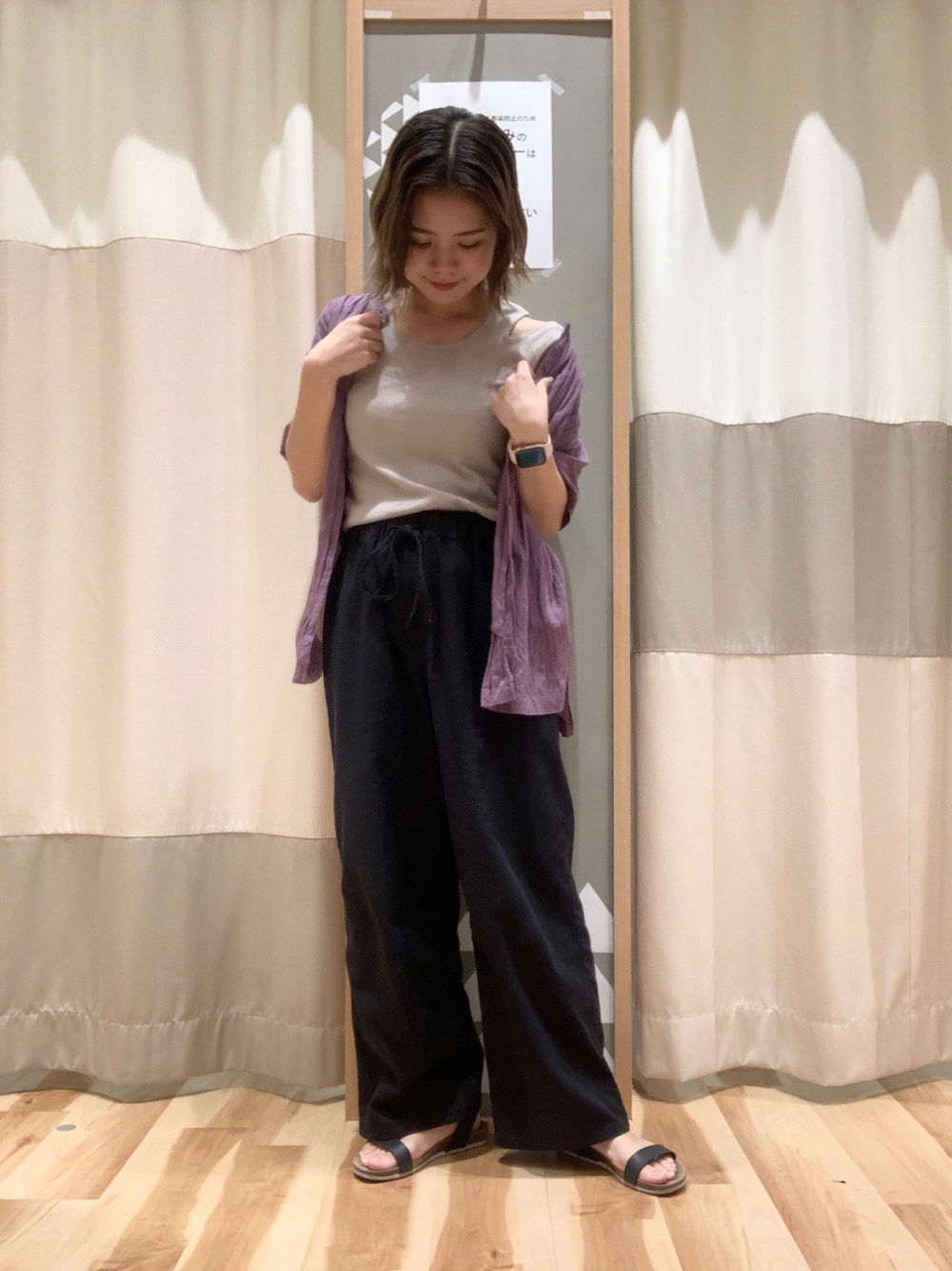 ベージュ系のタンクトップ、パープル系のシャツ/ブラウス、ブラック系のその他パンツを着用したレディースの夏コーディネートの1枚目の写真