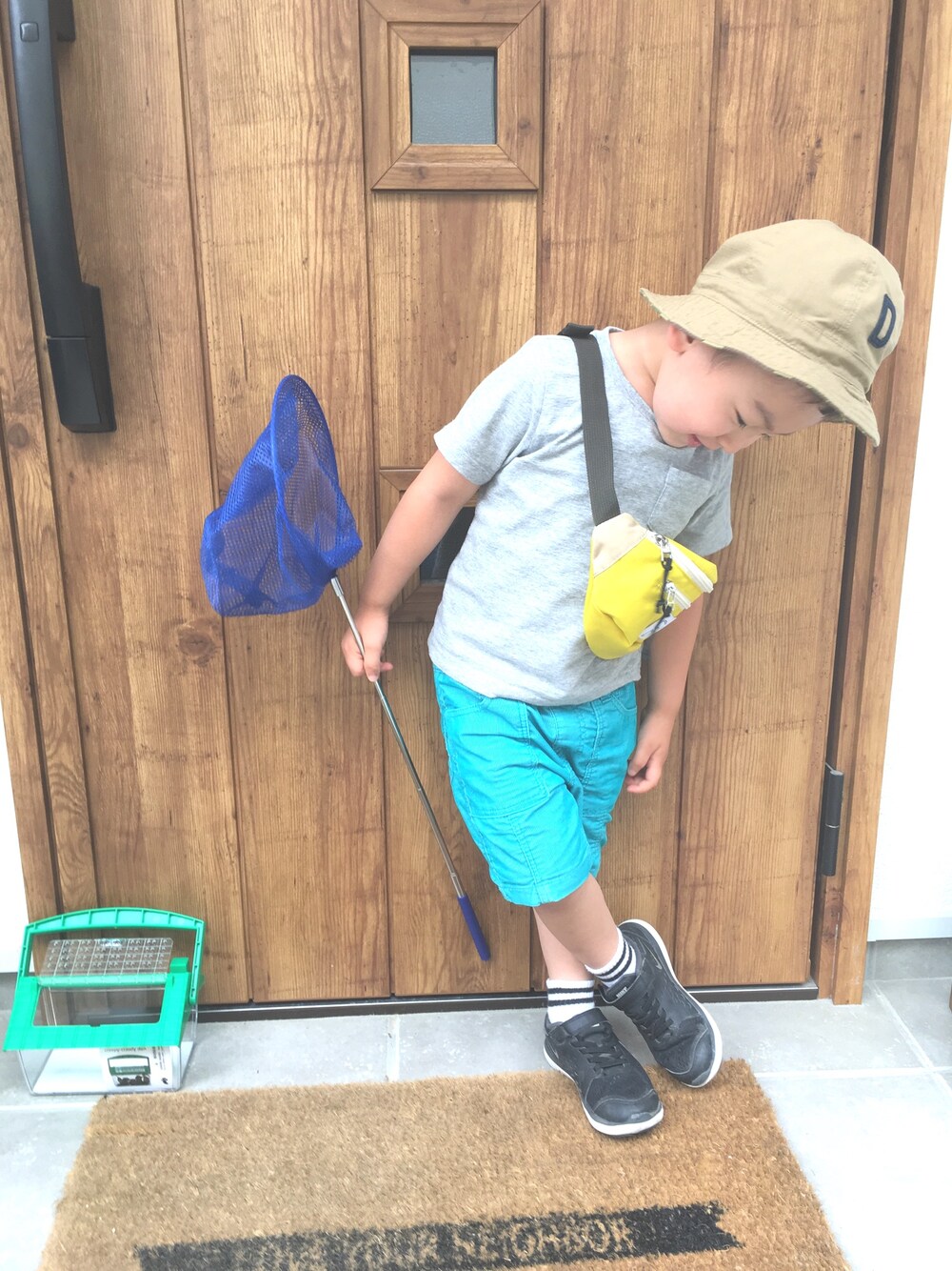 「kids、カジュアル、プチプラ、男の子、バケットハット、ショートパンツ、ショルダーバッグ、虫取り少年、4歳、アーバン リサーチ ドアーズ(URBAN RESEARCH DOORS)」｜「NIKEのキッズ NIKE ナイキ 17-22FLEX RN 2017 (PSV) フレックスラン2017 (PSV) 904238-001 *001BK/MSIL（スニーカー、ブラック系）」を使った、shugoさん（キッズ・90cm）の夏コーディネートの1枚目の写真