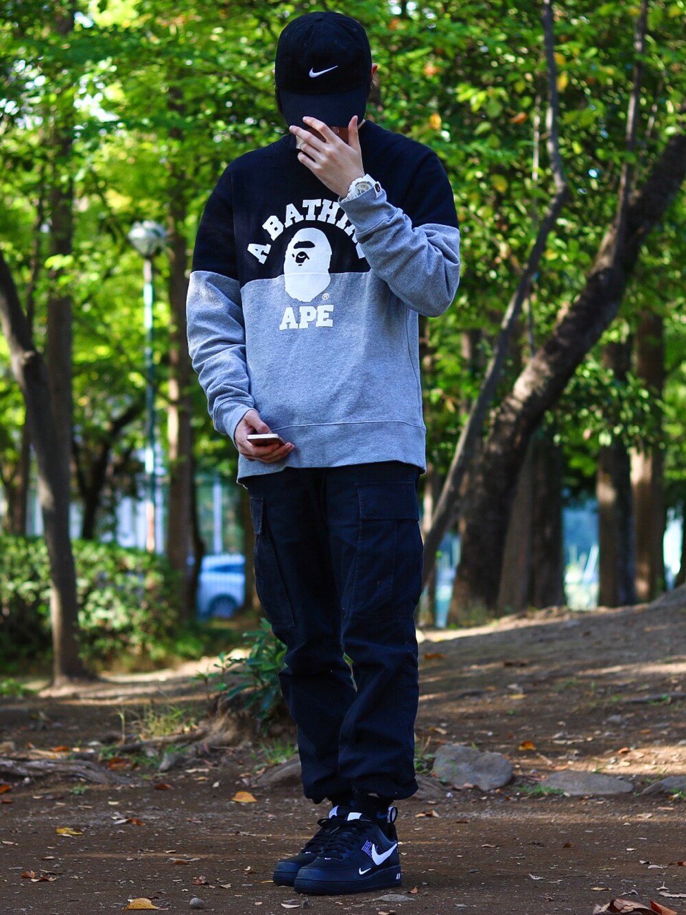 「NIKE、ナイキ、Bape、abathingape、AIR FORCE 1、ストリート、秋コーデ、モノトーン、スニーカー、おしゃれさんと繋がりたい」｜「NIKEのナイキ ニュー スウッシュ ヘリテージ ジュニア アジャスタブル キャップ（キャップ、ブラック系）」を使った、みなれんさん（メンズ・168cm）の秋コーディネートの1枚目の写真