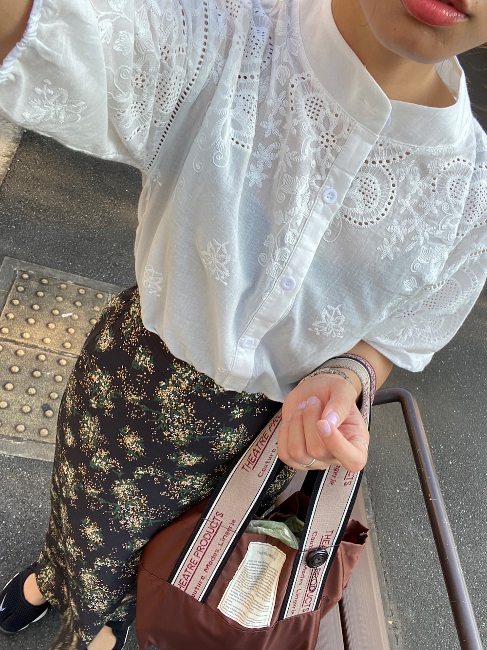 「通勤コーデ」｜「emi+の刺繍バンドカラーブラウス（シャツ/ブラウス、ホワイト系）」を使った、krh810さん（レディース・154cm）の夏コーディネートの1枚目の写真