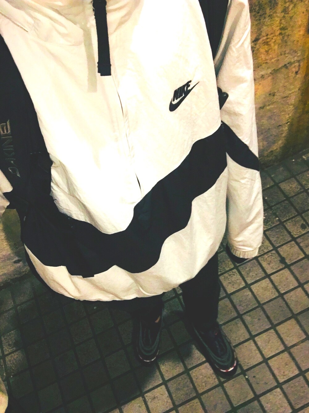 「street、streetstyle」｜「NIKEのNIKE AS M NSW JKT HD ANRK QS 【SP】（ナイロンジャケット、ホワイト系）」を使った、こーやんさん（メンズ・171cm）の冬コーディネートの1枚目の写真