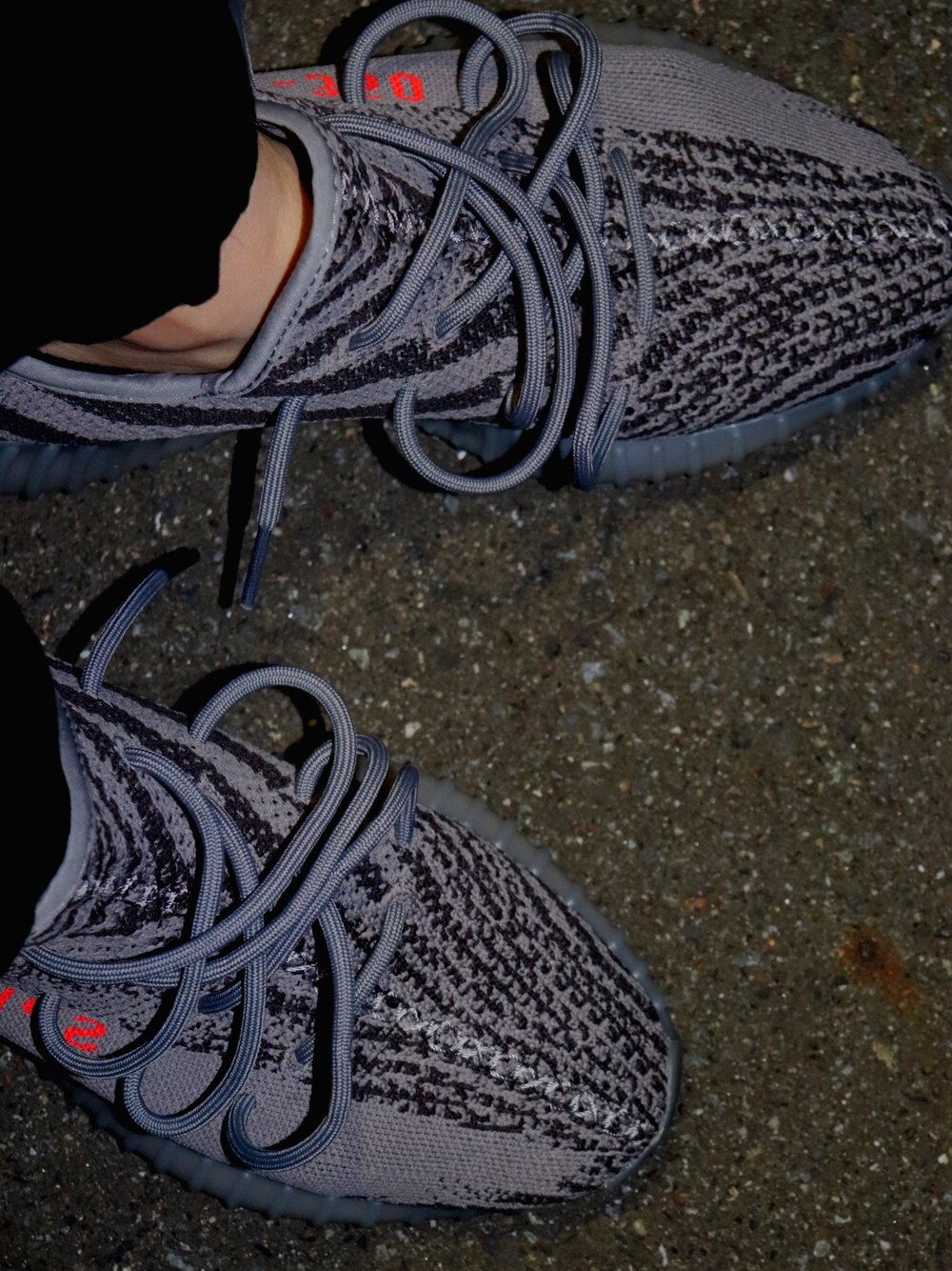 「カジュアル、ストリート、黒スキニー、シンプル」｜「adidas Originalsのadidas Originals by KANYE WEST YEEZY BOOST 350 V2（スニーカー、グレー系）」を使った、こーやんさん（メンズ・173cm）の冬コーディネートの1枚目の写真