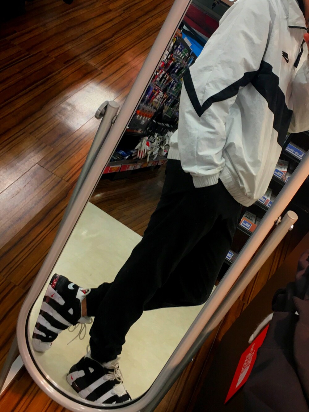 「春コーデ、カジュアル、モノトーン、スポーツミックス、大学生」｜「NIKEの＜NIKE＞ NSW JKT ANORAK/アノラック（ナイロンジャケット、ホワイト系）」を使った、こーやんさん（メンズ・173cm）の冬コーディネートの1枚目の写真