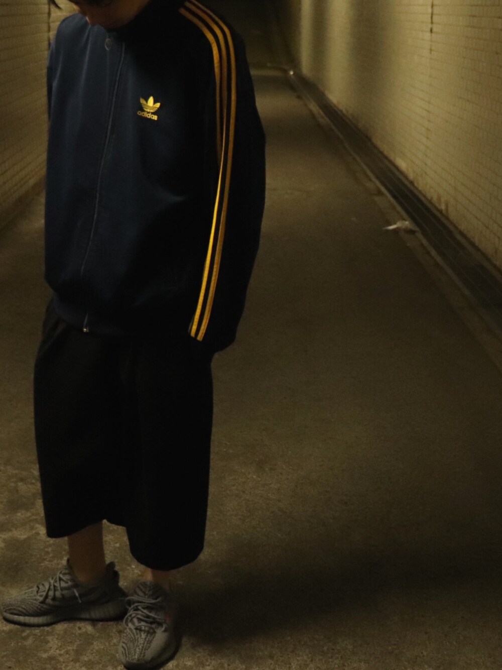「古着、スニーカーコーデ、streetstyle、ラフ、adidas originals、YeezyBoost350、adidas」｜「adidas Originalsのアイテム（ジャージ、ブルー系）」を使った、こーやんさん（メンズ・173cm）の春コーディネートの1枚目の写真