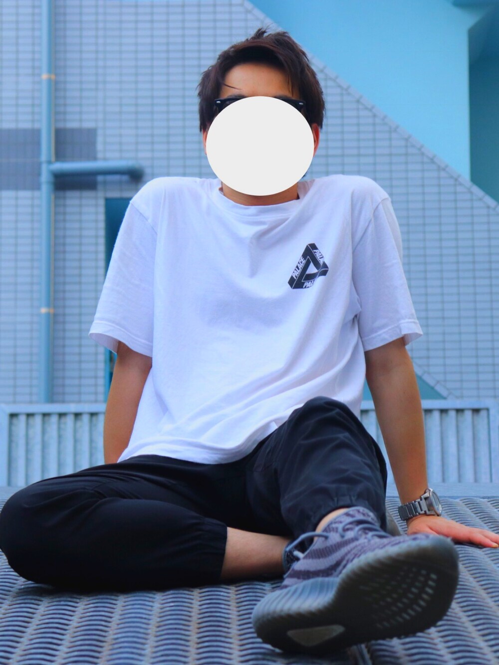 「スニーカーコーデ、お洒落さんとつながりたい、モノトーンコーデ、大学生、シンプルコーデ、アディダス、PALECE、gRatis、YeezyBoost350」｜「PALACEのアイテム（Tシャツ/カットソー、ホワイト系）」を使った、こーやんさん（メンズ・173cm）の夏コーディネートの1枚目の写真