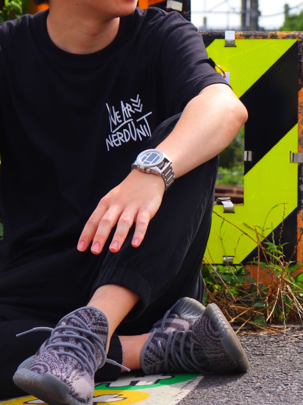 「お洒落さんとつながりたい、ラフ、シンプルスタイル、ブラックコーデ、ストリート、大学生」｜「NERD UNITのアイテム（Tシャツ/カットソー、ブラック系）」を使った、こーやんさん（メンズ・173cm）の夏コーディネートの1枚目の写真