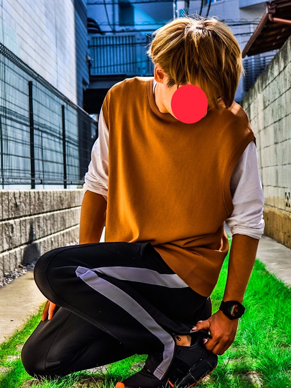 「秋のコーデ、fashion、シンプルコーデ、プチプラコーデ、ootd、ストリート、きれいめカジュアル、キレイめ、SENSEOFPLACE、adidas」｜「SENSE OF PLACE by URBAN RESEARCHのニットベスト（ベスト、イエロー系）」を使った、こーやんさん（メンズ・173cm）の秋コーディネートの1枚目の写真