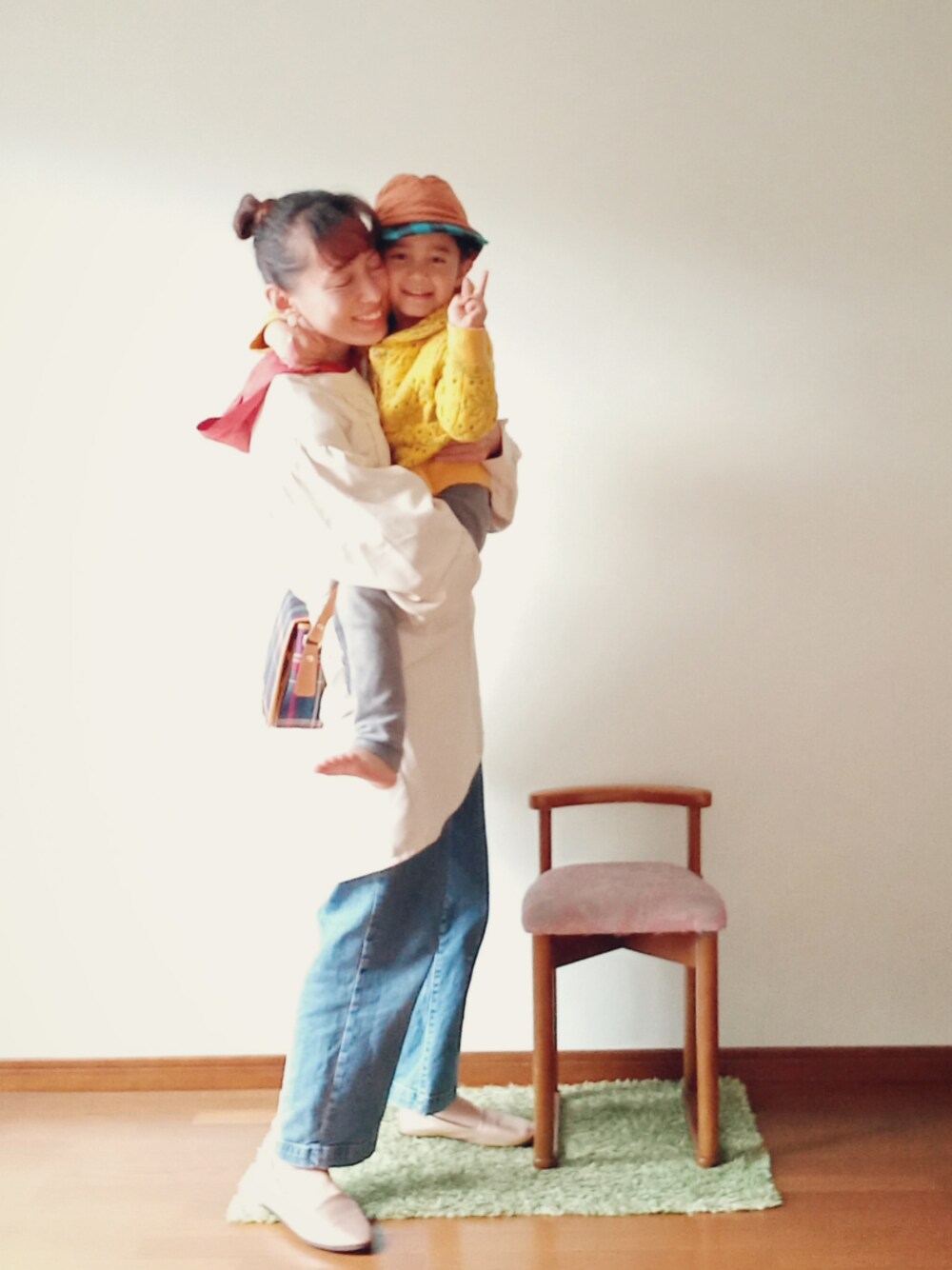 イエロー系のニット/セーター、グレー系のレギンス/スパッツ、ブラウン系の帽子を着用したキッズの秋コーディネートの1枚目の写真