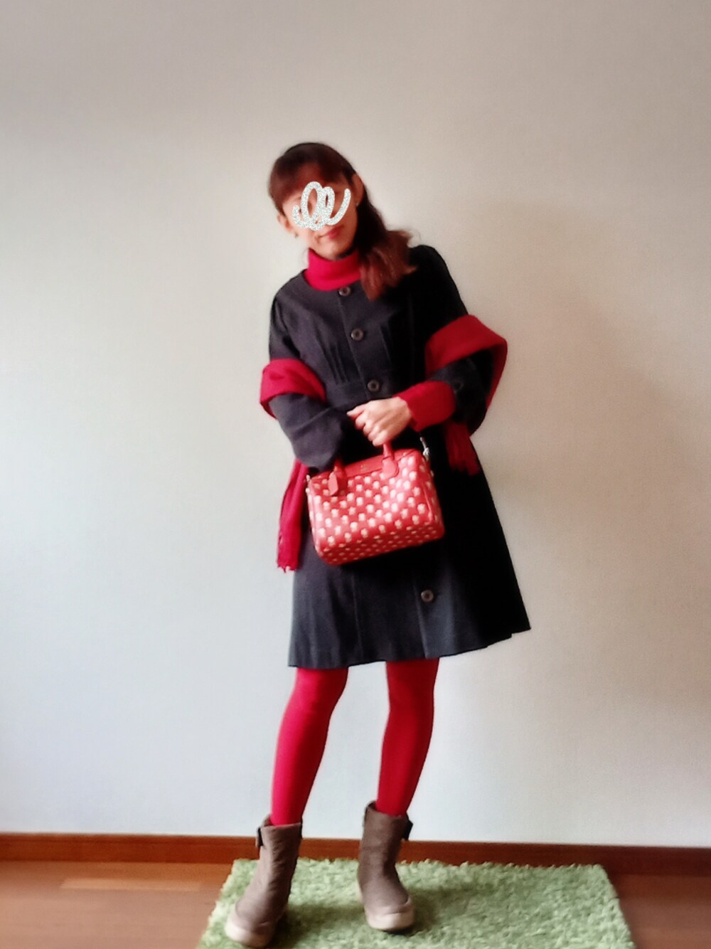 「タートルネック、ショルダーバッグ、ボストンバッグ、コーチ(COACH)、チューリップ柄、朱色、オレンジ、ストール、レトロガーリー、レトロ」｜「雑貨屋さん購入♡のアイテム（ストール/ショール、レッド系）」を使った、bikkoさん（レディース・158cm）の冬コーディネートの1枚目の写真