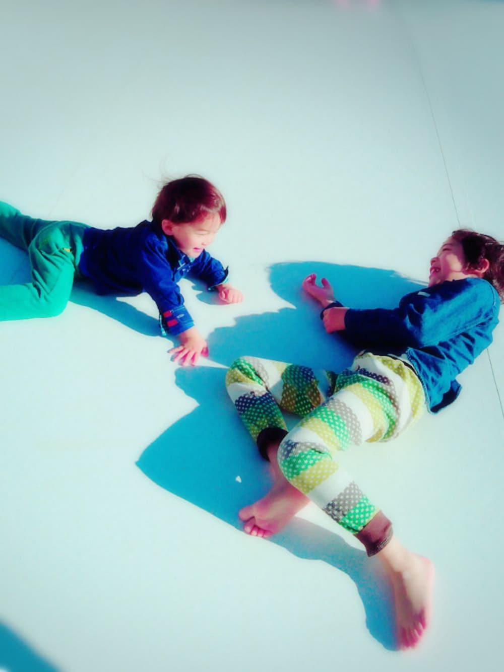 イエロー系の音楽/本・雑誌、ベージュ系のフィギュア、ホワイト系のコスチューム/パーティーグッズを着用したキッズの冬コーディネートの1枚目の写真