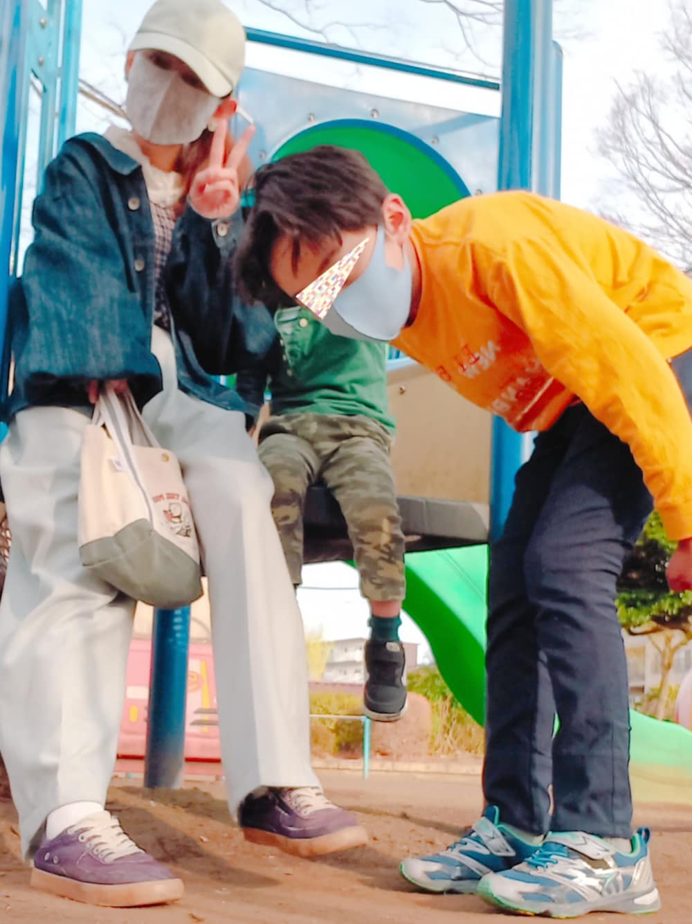 グリーン系のその他パンツ、ブルー系のスニーカー、ブルー系のスニーカーを着用したレディースの春コーディネートの1枚目の写真