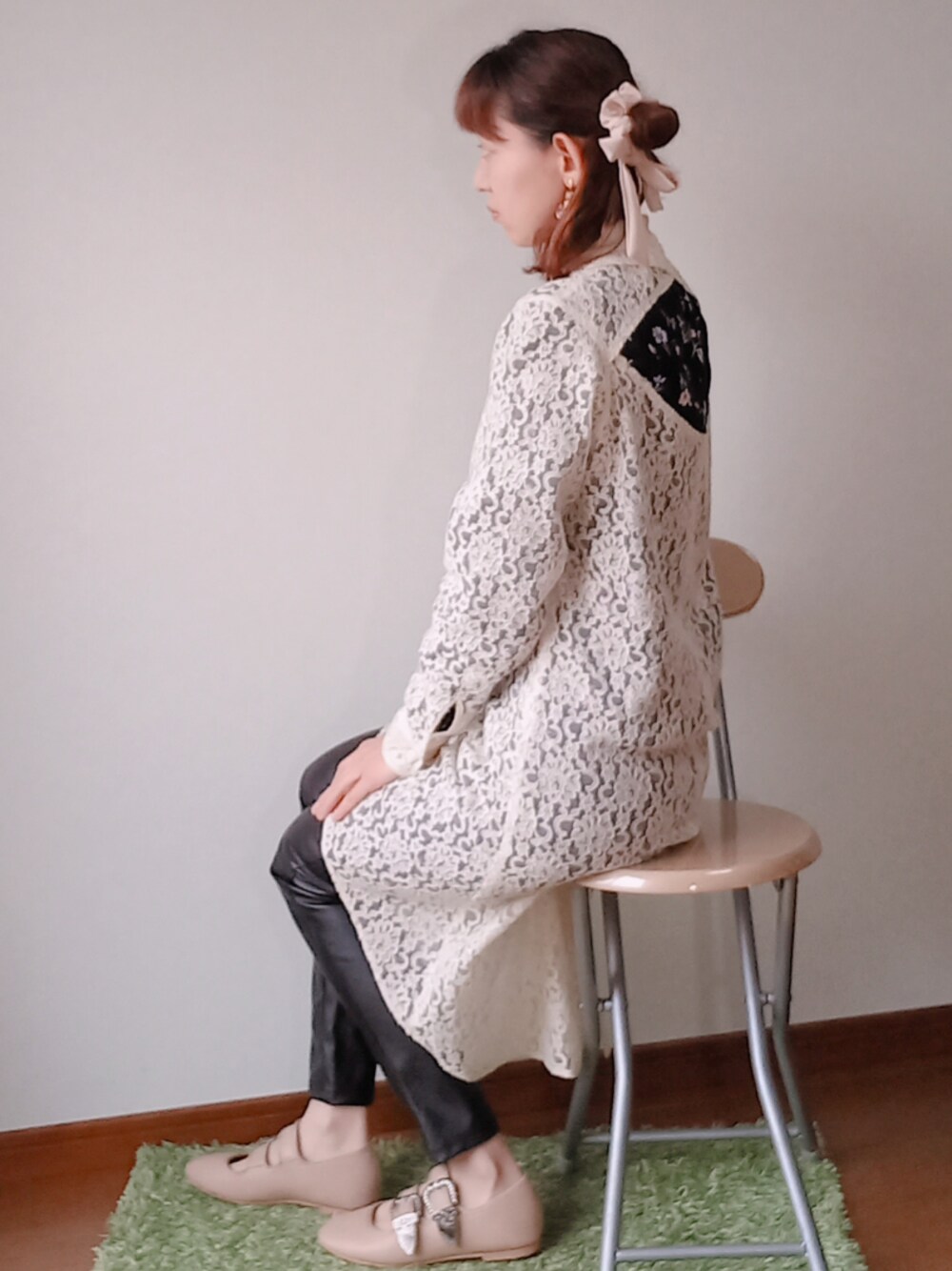 ブラック系のシャツ/ブラウス、ホワイト系のシャツワンピース、ブラック系のパンツを着用したレディースの春コーディネートの1枚目の写真