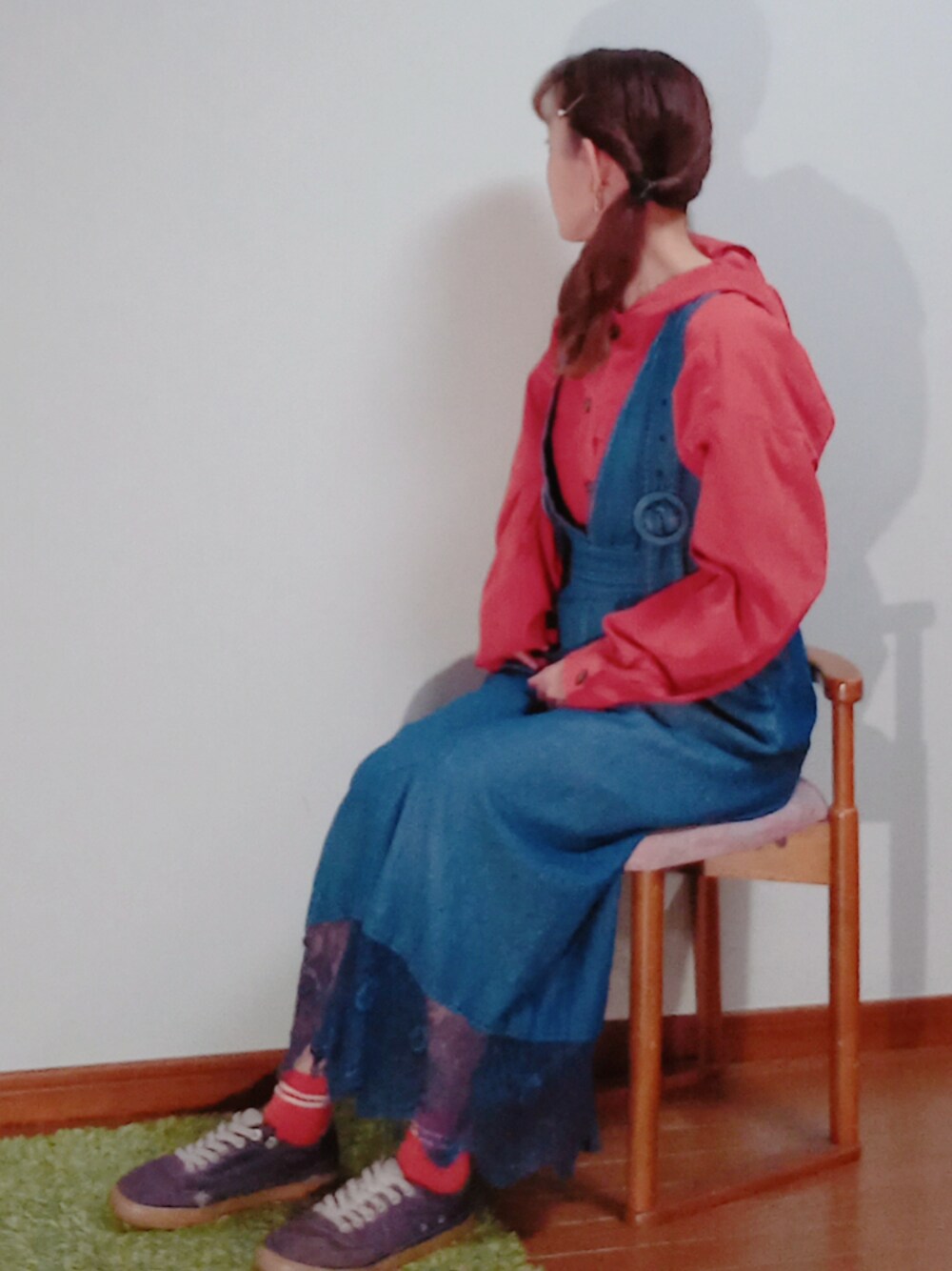 ブラウン系のミリタリージャケット、ブルー系のオールインワン・サロペット、ブルー系のスニーカーを着用したレディースの春コーディネートの1枚目の写真