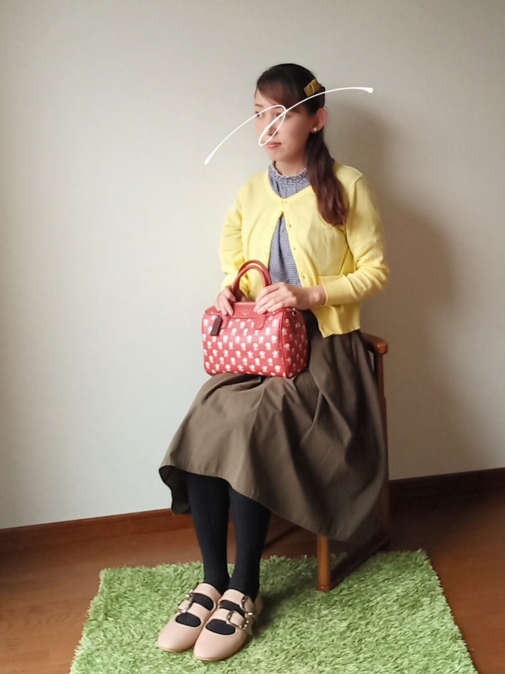 イエロー系のカーディガン/ボレロ、ブラック系のシャツ/ブラウス、レッド系のショルダーバッグを着用したレディースの春コーディネートの1枚目の写真