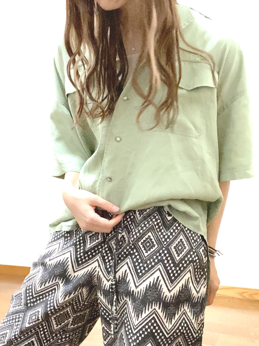 「ゆるコーデ、シャツスタイル、きれいめカジュアル、みどり、みどりコーデ、ガラパン」｜「JEANASISのテンセルツイルカイキンシャツSS/885454（シャツ/ブラウス、グリーン系）」を使った、aiさん（レディース・160cm）の春コーディネートの1枚目の写真