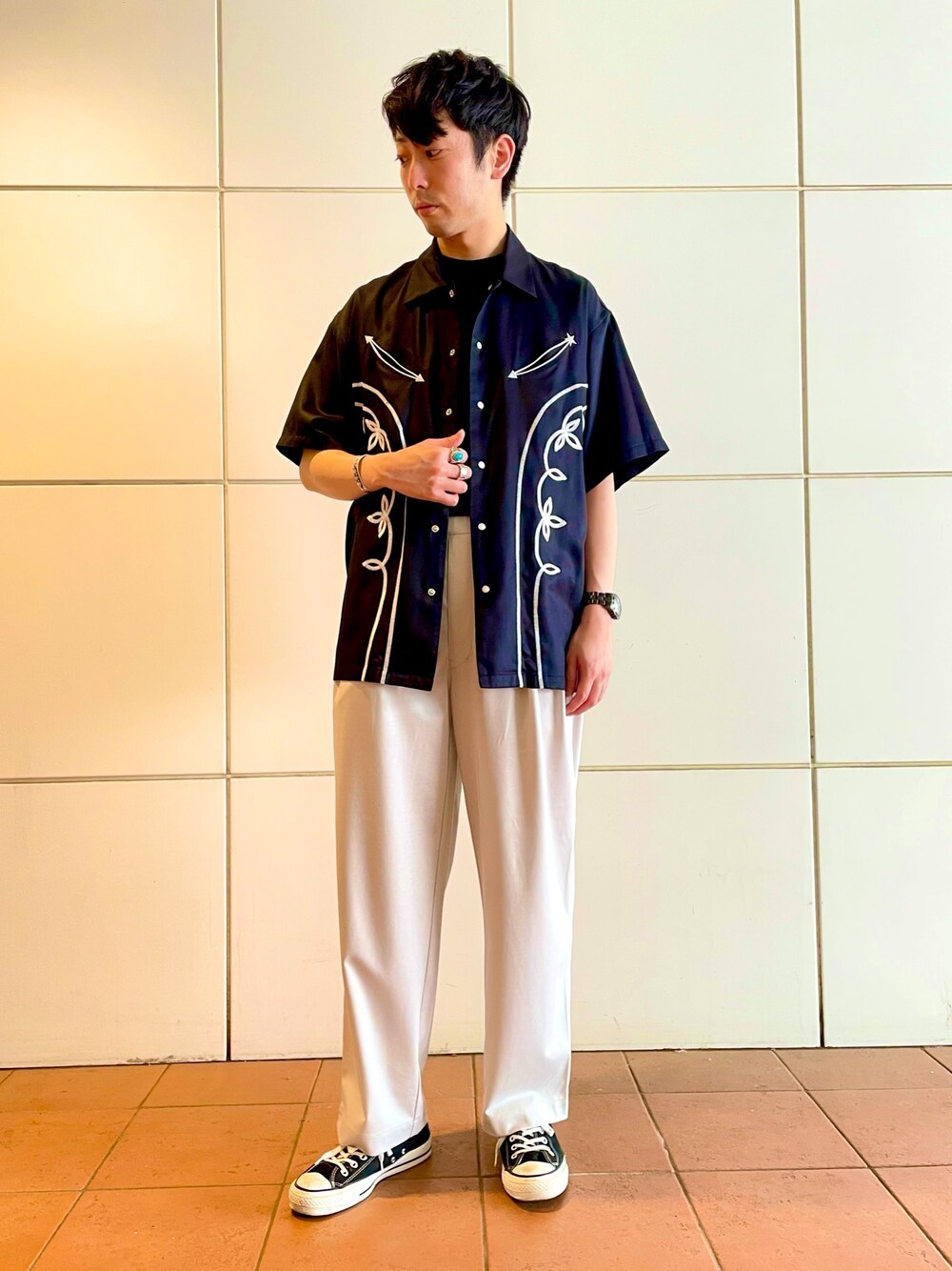 「夏コーデ、ワイドパンツ、モノトーン、柄シャツ、きれいめカジュアル、シャツスタイル、コンバース、コンバーストウキョウ、CONVERSE TOKYO、タックイン」｜「CONVERSE TOKYOの刺繍シャツ（シャツ/ブラウス、ブラック系）」を使った、MARUさん（メンズ・175cm）の春コーディネートの1枚目の写真