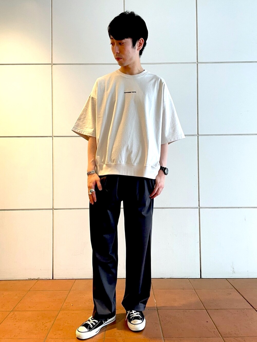 「ロゴT、夏コーデ、シンプルコーデ、Tシャツ、ビックシルエット、カジュアル、コンバース、コンバーストウキョウ、CONVERSE TOKYO」｜「CONVERSE TOKYOのロゴ刺繍袖リブTシャツ（Tシャツ/カットソー、ベージュ系）」を使った、MARUさん（メンズ・175cm）の夏コーディネートの1枚目の写真