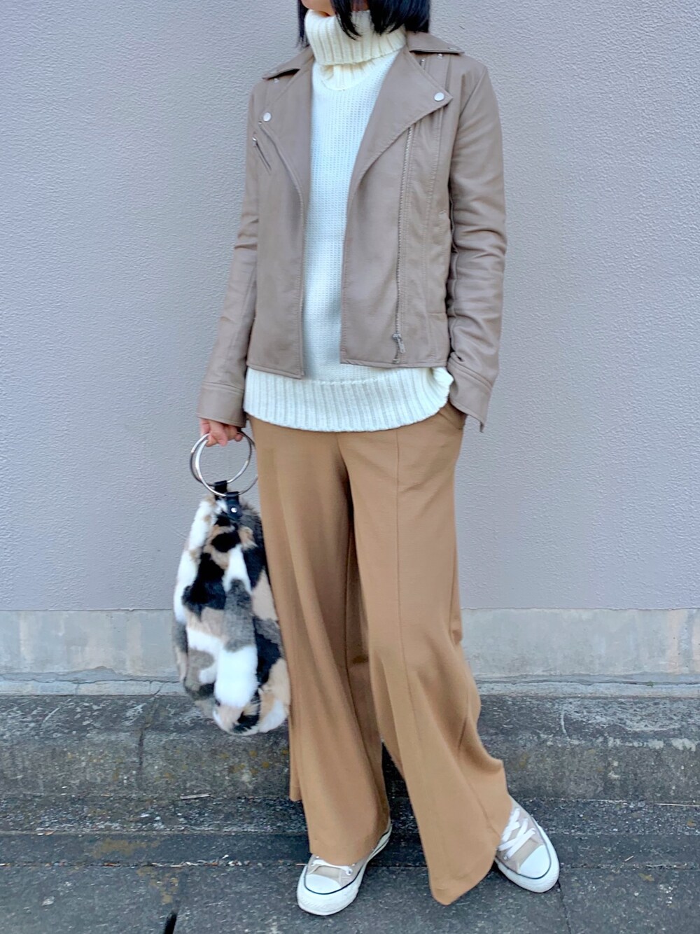 「休日スタイル、プチプラ、ベージュコーデ、ベージュ、ライタースジャケット、ニット、フェイクファー、コンバース、converse、ootd」｜「GUのアイテム（ニット/セーター、ホワイト系）」を使った、akariさん（レディース・163cm）の冬コーディネートの1枚目の写真