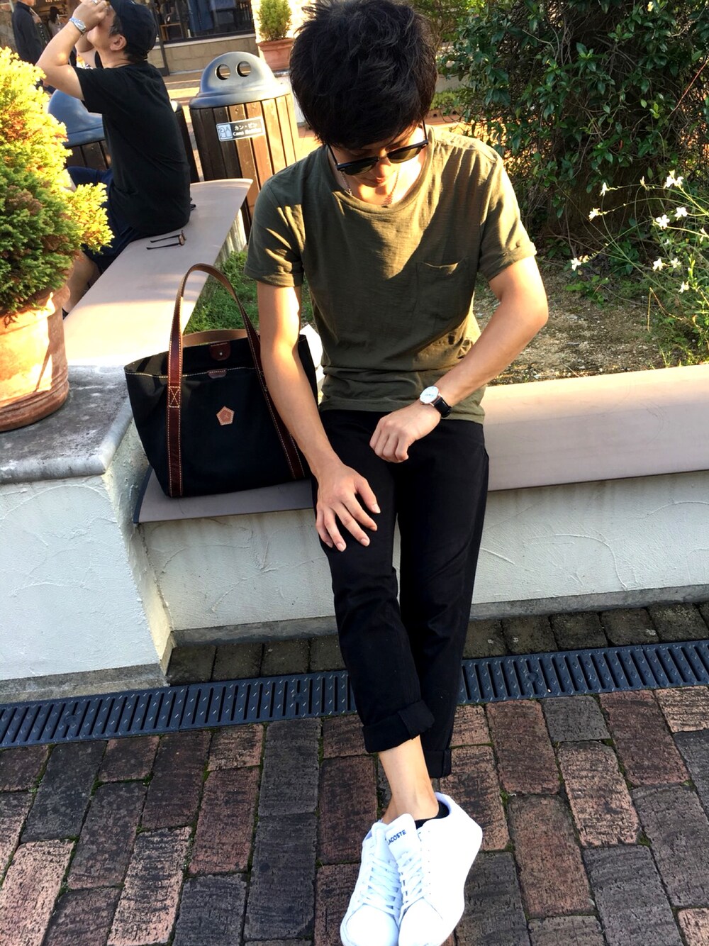 「ショッピング、シンプルコーデ、スニーカー、白スニーカー、ロールアップ、サングラス、おしゃれさんと繋がりたい」｜「Ray-BanのRay-Ban/ CLUBMASTER CLASSIC（サングラス、ブラック系）」を使った、岬さん（メンズ・170cm）の冬コーディネートの1枚目の写真