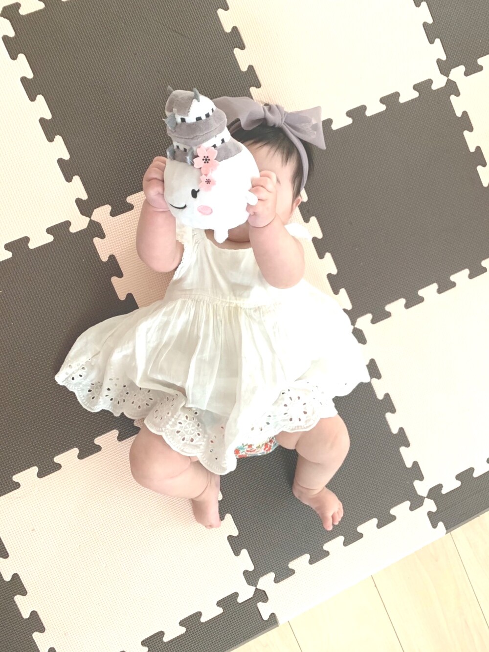「夏コーデ、ワンピース、babygap、リンクコーデ、ヘアバンド、WEARデビュー、花柄、ブルマ、ミミプポン、赤ちゃん」｜「babyGAPのアイテム（ワンピース、ホワイト系）」を使った、Ashleyさん（キッズ・61cm）の夏コーディネートの1枚目の写真