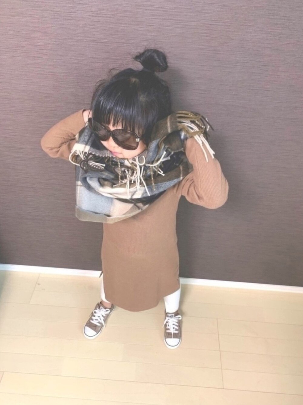 「秋コーデ、秋のカフェオレコーデ、ワンピース、ストールぐるぐる、娘コーデ、おしゃれさんと繋がりたい、チェッカーずまつり2019秋告知」｜「allolun.の2Pセットワンピース（ワンピース、ベージュ系）」を使った、Ashleyさん（キッズ・110cm）の秋コーディネートの1枚目の写真