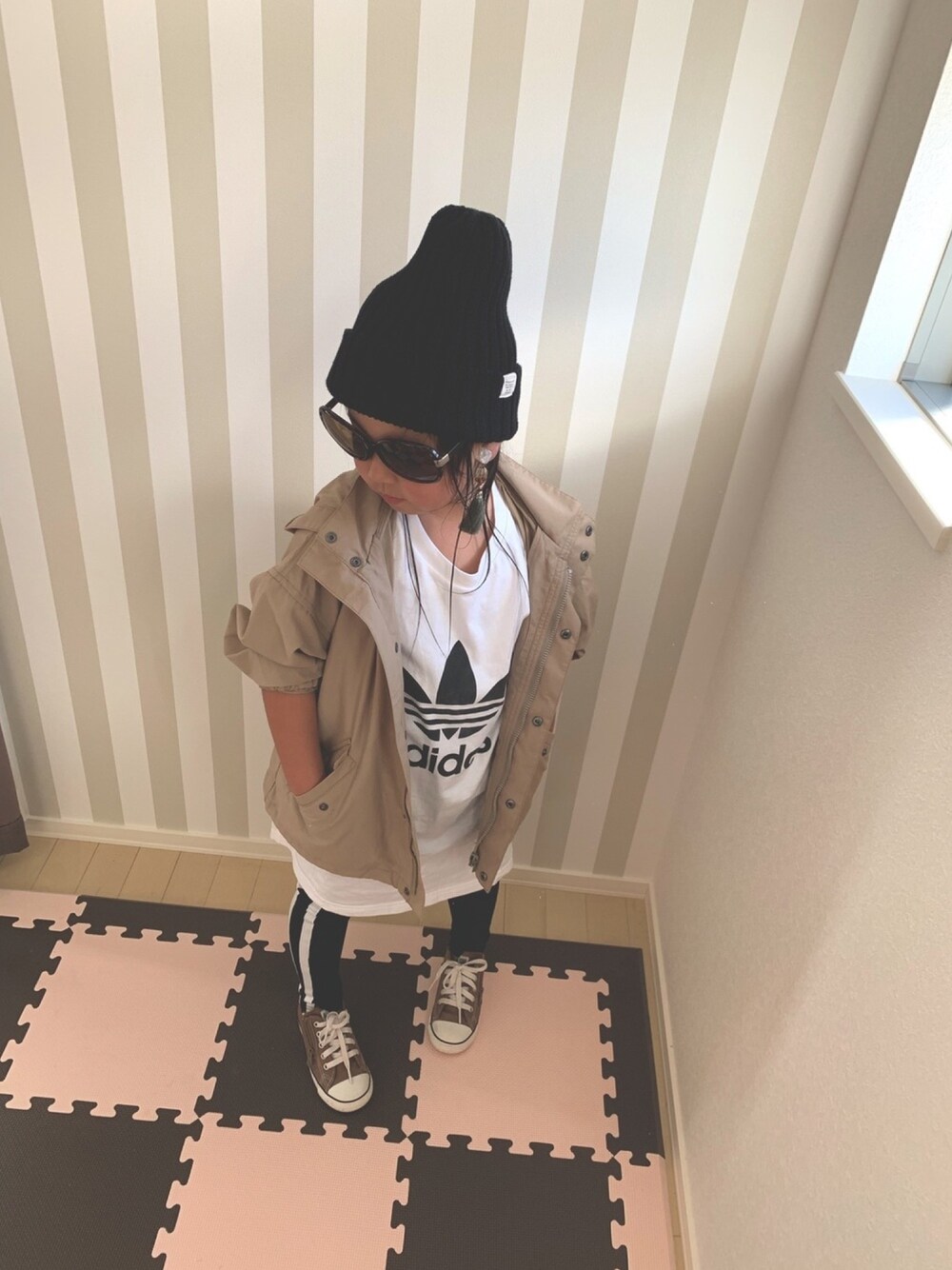 「秋のコーデ、娘コーデ、スポーツミックス、マウンテンパーカー、楽ちんスタイル、おしゃれさんと繋がりたい」｜「adidasの【adidas】コットン素材で快適な着心地を実現！フロントロゴジャスト丈クルーネックTシャツ/adidas HERI TREFOIL TEE（Tシャツ/カットソー、ホワイト系）」を使った、Ashleyさん（キッズ・120cm）の秋コーディネートの1枚目の写真