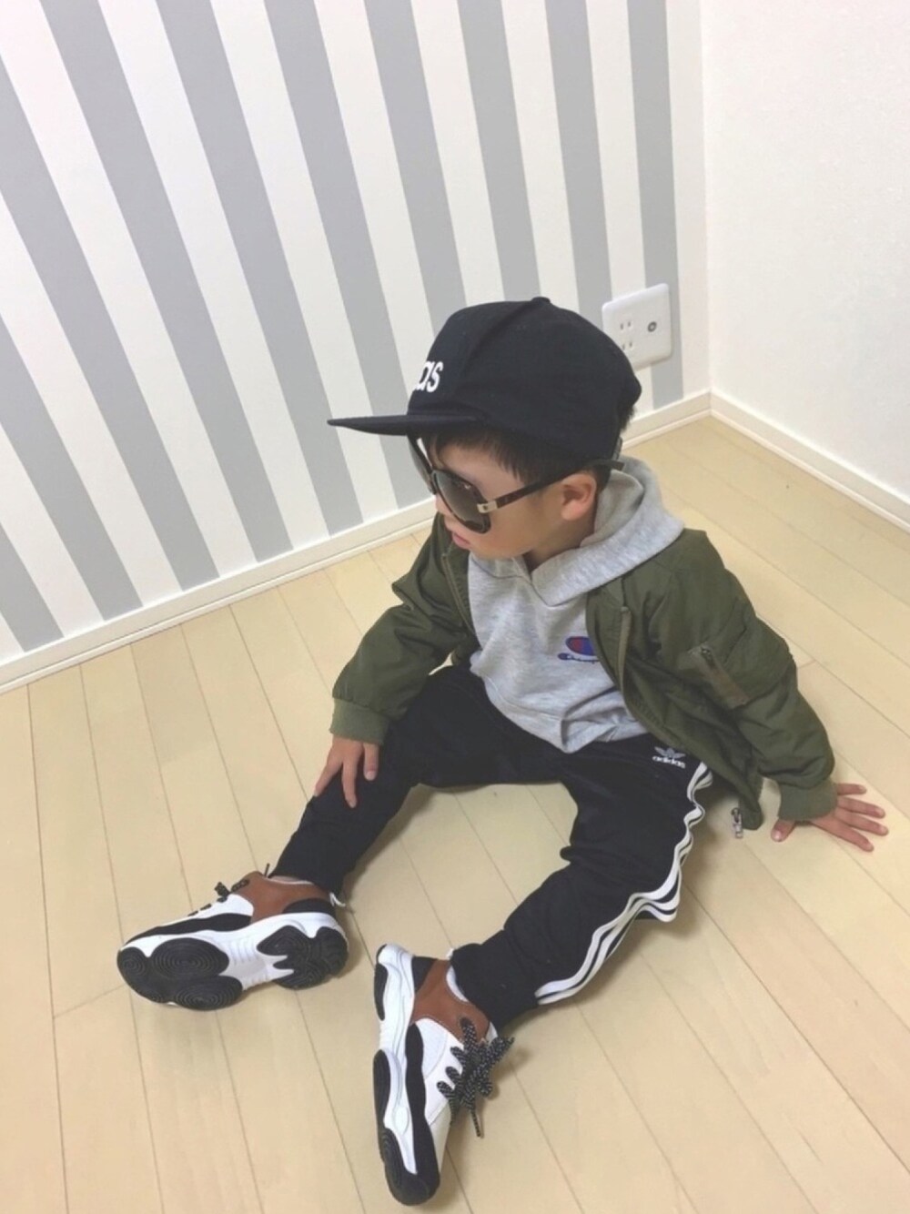 「やっぱりストリートが好き、むすこーで、秋コーデ、おしゃれさんと繋がりたい、ダッドスニーカー、誕生日お祝いコメントありがとう❤️、バースデーリンクありがとう❤️」｜「adidasのトラックスーツ [SST SUIT] アディダスオリジナルス（ジャージ、ブラック系）」を使った、Ashleyさん（キッズ・90cm）の秋コーディネートの1枚目の写真