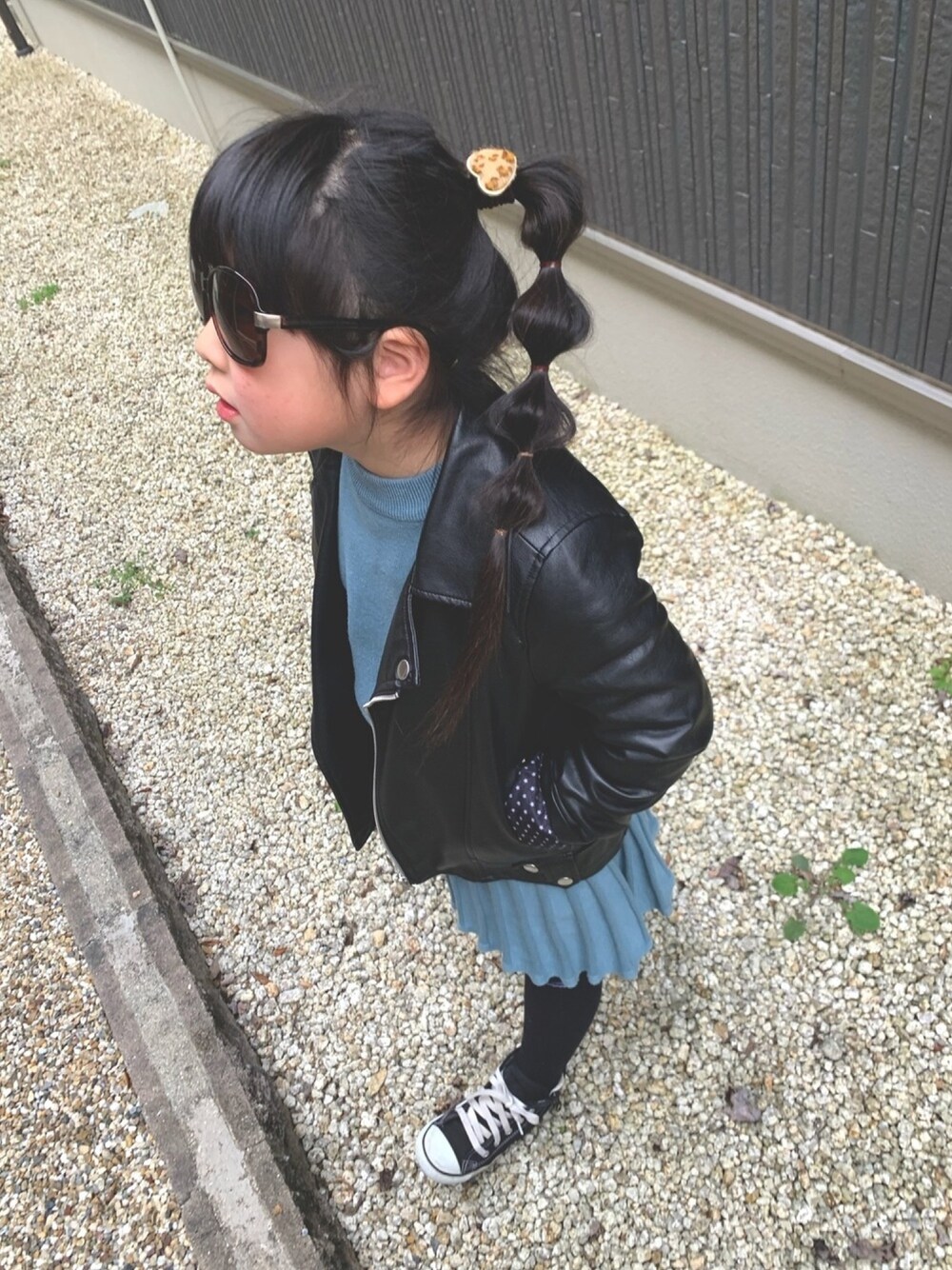 「娘コーデ、シンプルコーデ、ディスコート、おしゃれさんと繋がりたい、ピカピカの1年生、ランドセル」｜「Birthdayのアイテム（ライダースジャケット、ブラック系）」を使った、Ashleyさん（キッズ・120cm）の冬コーディネートの1枚目の写真