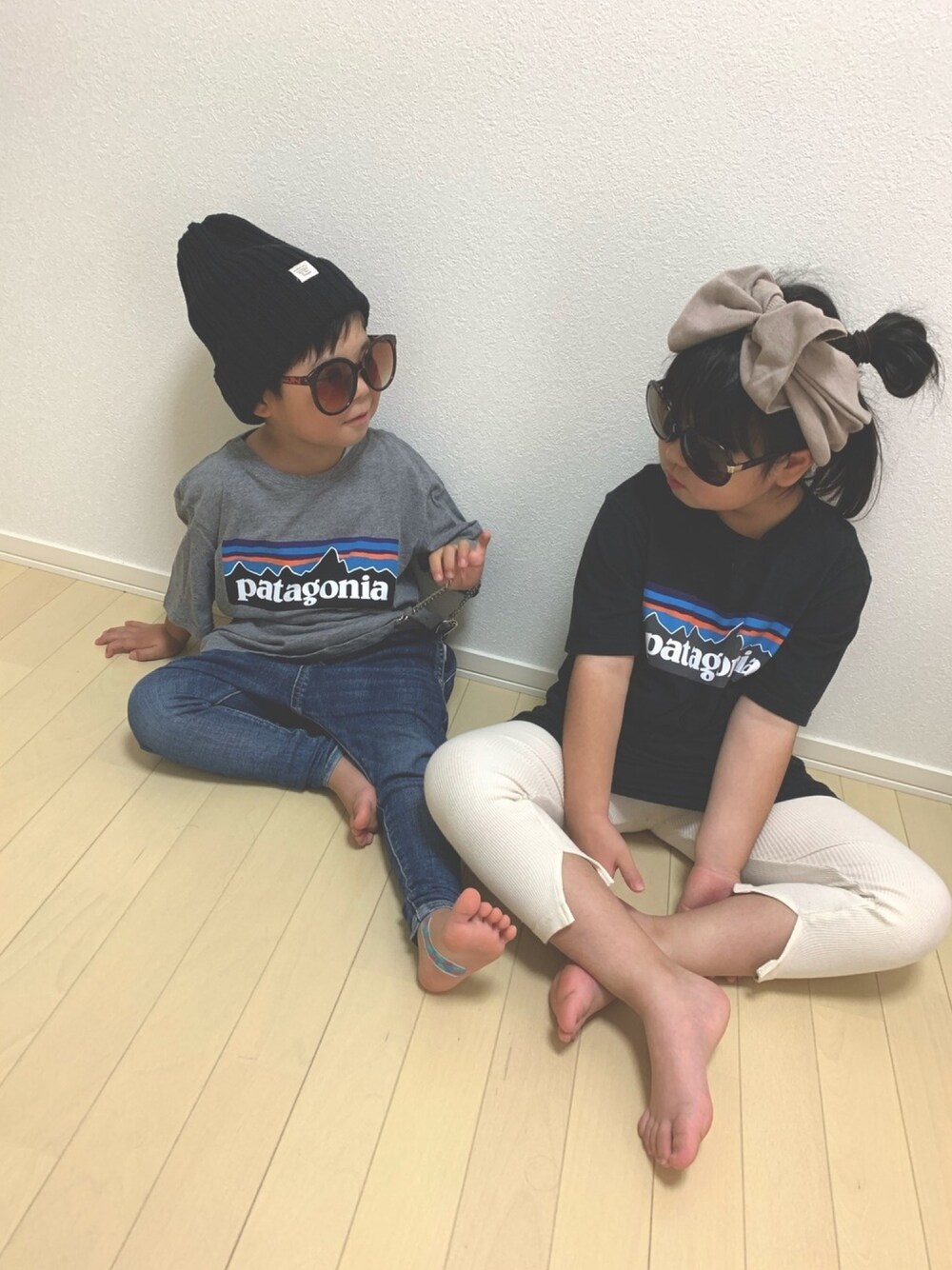 「キッズファッション、カジュアルコーデ、夏だ！Tシャツ着よう！、パタゴニアキッズ、おそろいコーデ、きょうだいコーデ、おしゃれさんと繋がりたい」｜「patagoniaの【patagonia(パタゴニア)】67/Logo T（Tシャツ/カットソー、グレー系）」を使った、Ashleyさん（キッズ・100cm）の夏コーディネートの1枚目の写真