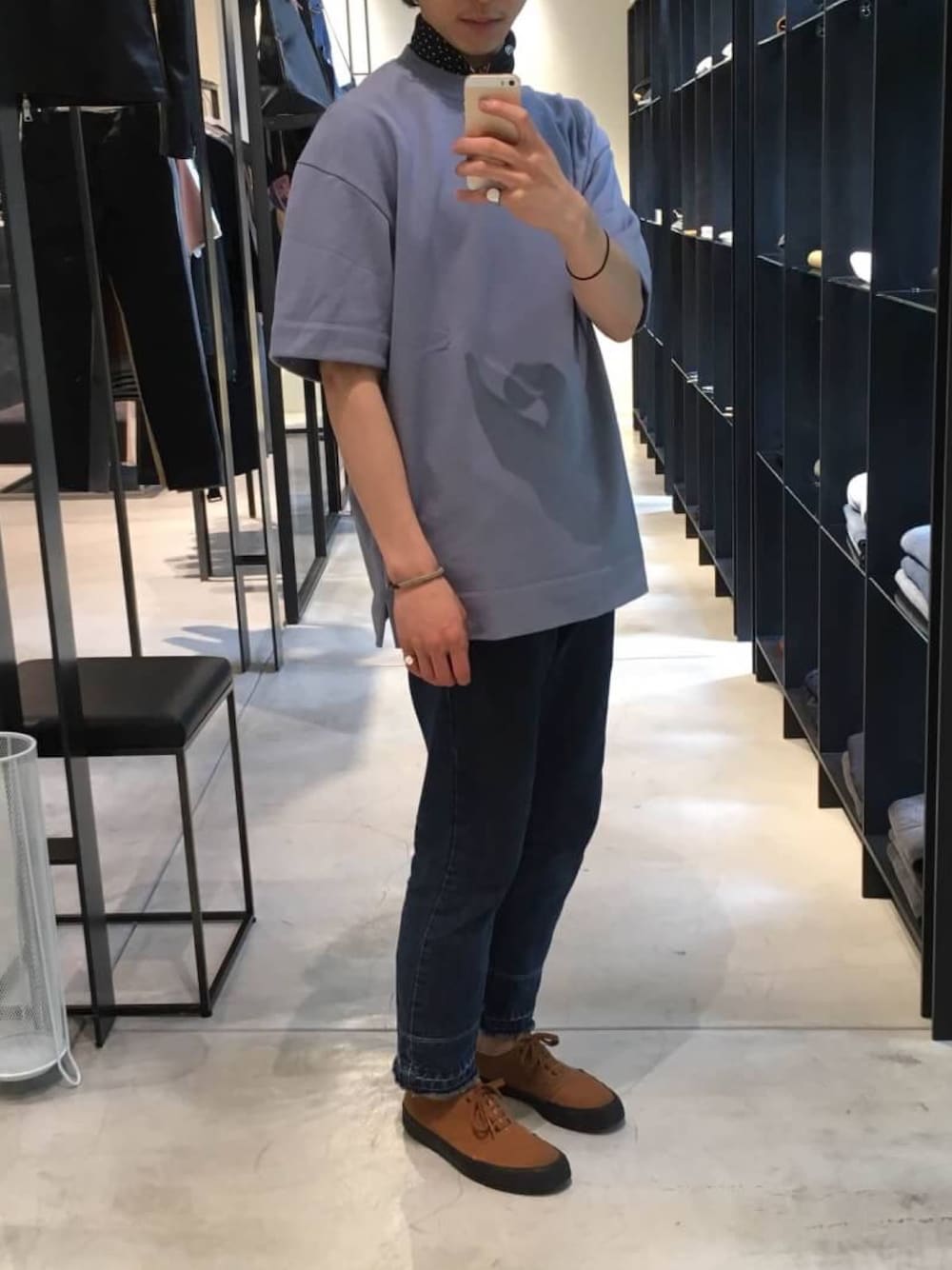 ブルー系のTシャツ/カットソー、ブルー系のデニムパンツ、ブラック系のストール/ショールを着用したメンズの春コーディネートの1枚目の写真