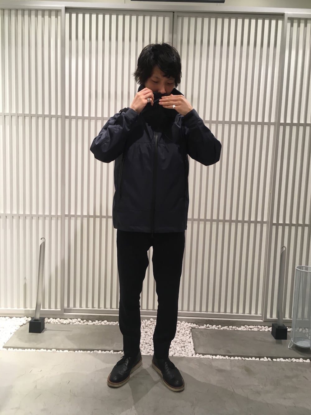 ブルー系のマウンテンパーカー、ブルー系のスラックスを着用したメンズの春コーディネートの1枚目の写真