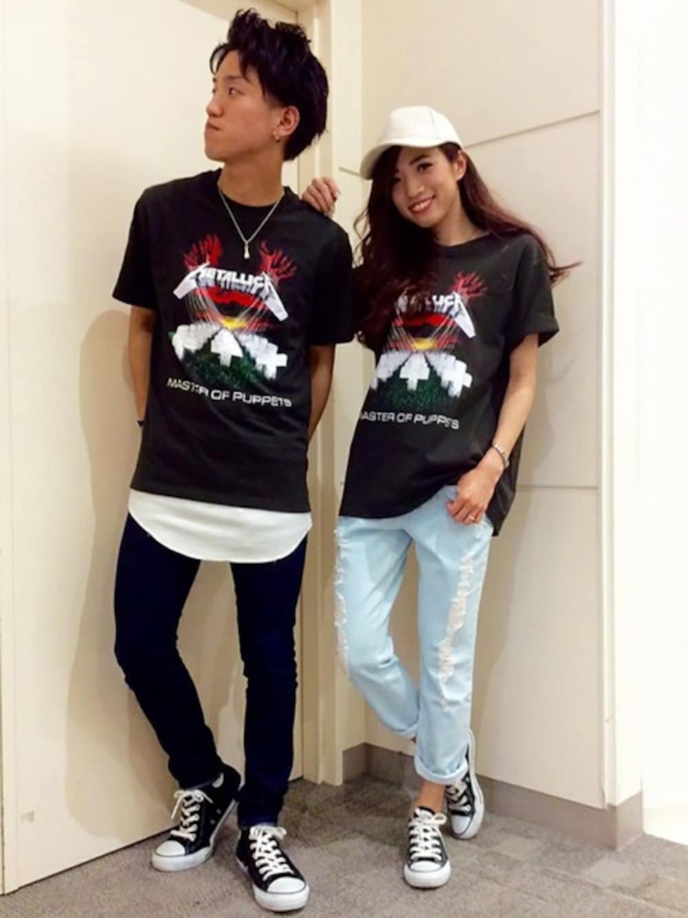 ブラック系のTシャツ/カットソー、ホワイト系のタンクトップ、ブルー系のデニムパンツを着用したレディースの春コーディネートの1枚目の写真