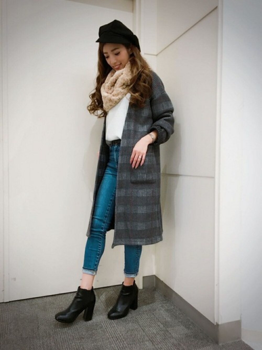 その他のカーディガン/ボレロ、ホワイト系のニット/セーター、ブルー系のデニムパンツを着用したレディースの秋コーディネートの1枚目の写真