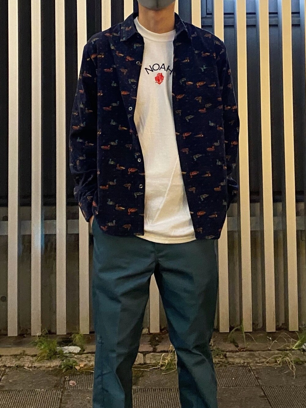 「梅雨コーデ、梅雨、柄シャツ」｜「NOAHのRose Core Logo Tee（Tシャツ/カットソー、ホワイト系）」を使った、DAIKIさん（メンズ・179cm）の夏コーディネートの1枚目の写真